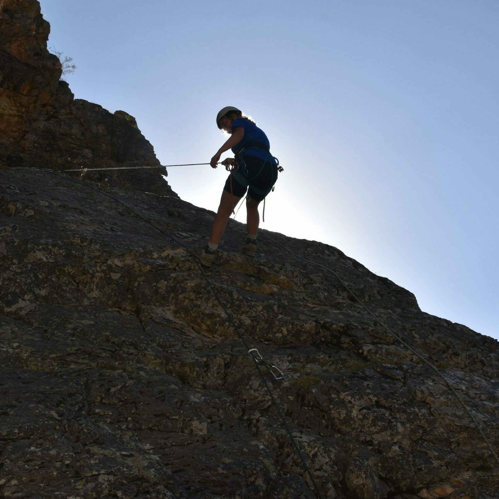Jeune fille faisant de l'escalade